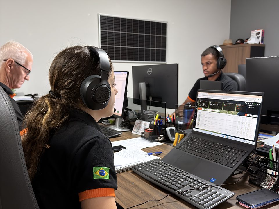 Integrante da equipe da Solenz Energia no atendimento, com fone de ouvido, na sede da empresa