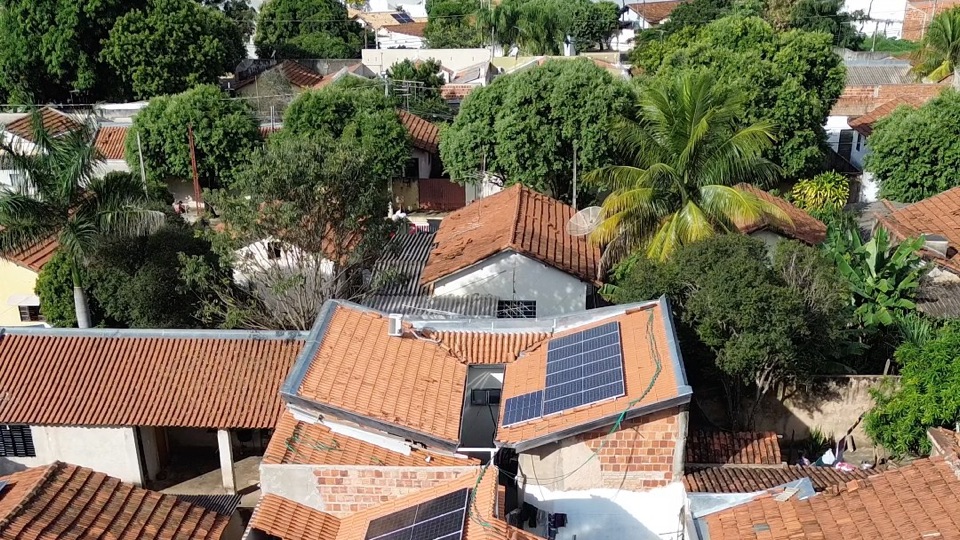 Bairro de Araçatuba visto de drone, com placas solares em telhados de telha cerâmica
