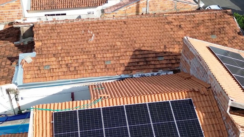 Placas solares no telhado de telha cerâmica de uma casa, vistas de drone